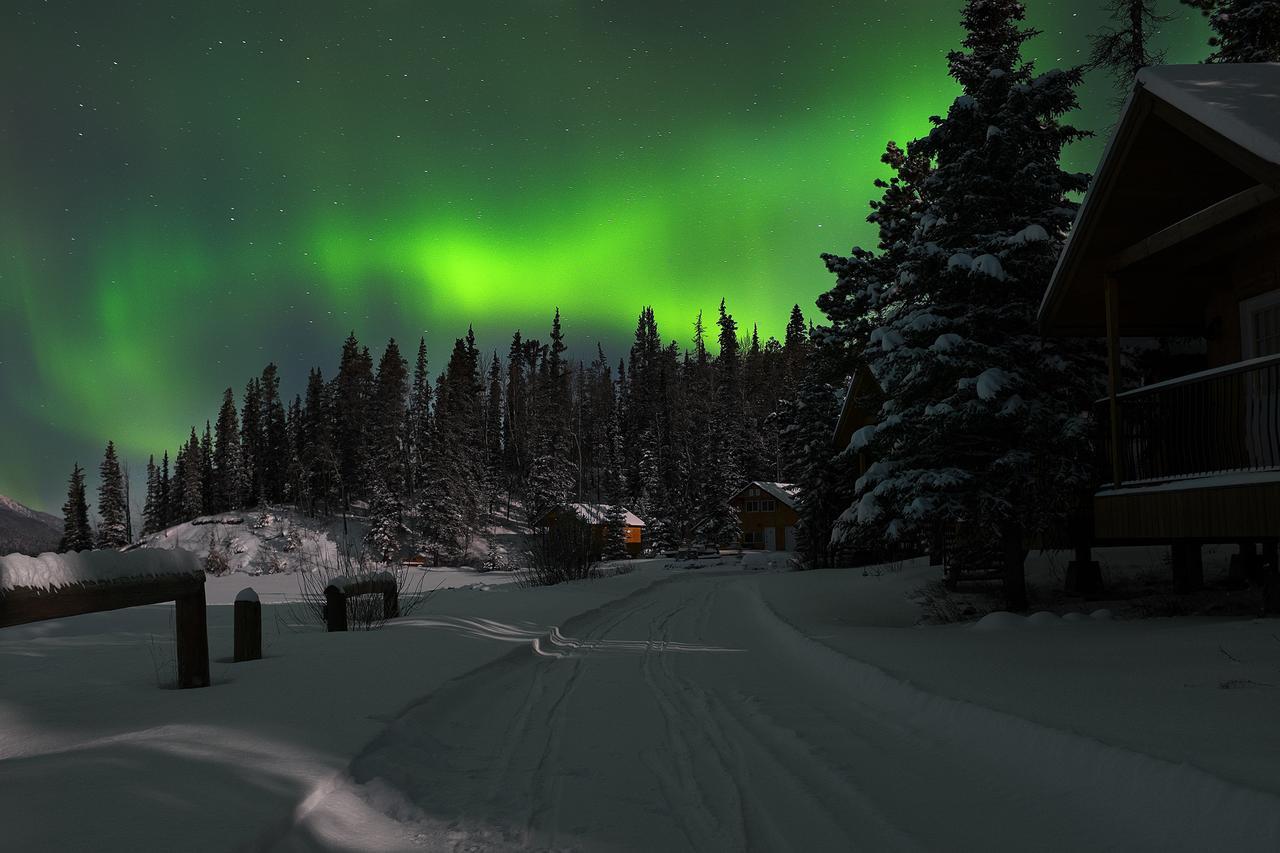 Northern Rockies Lodge Muncho Lake Экстерьер фото