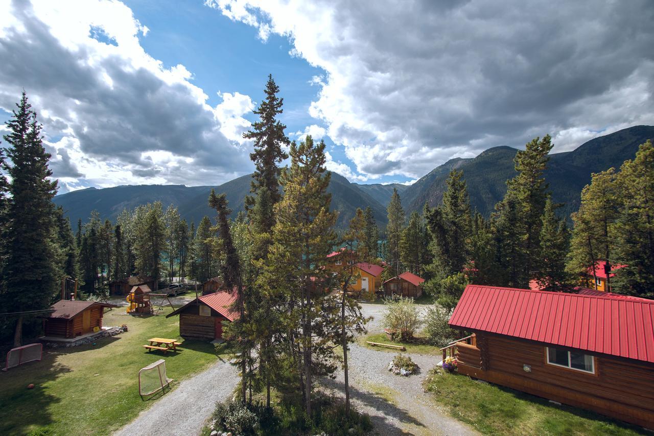 Northern Rockies Lodge Muncho Lake Экстерьер фото