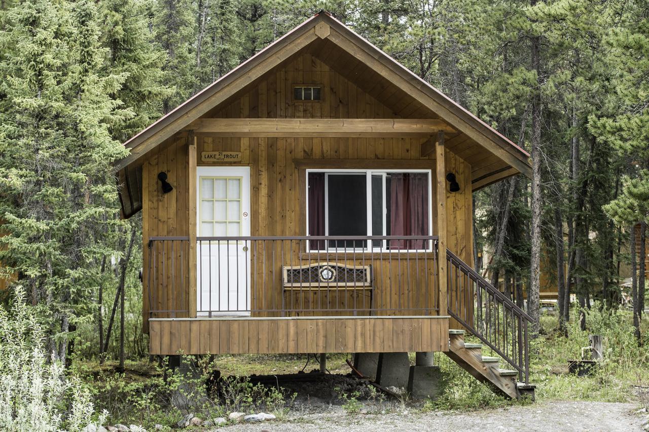 Northern Rockies Lodge Muncho Lake Экстерьер фото