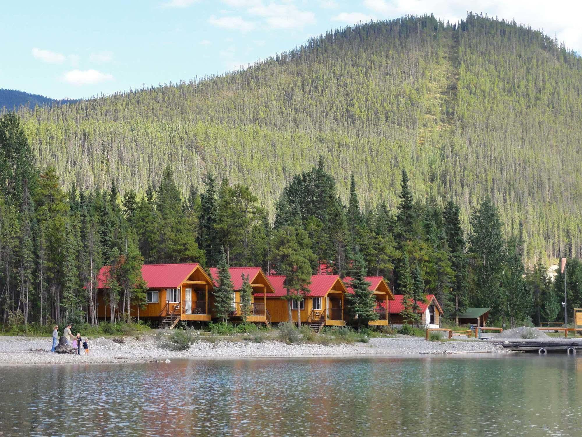 Northern Rockies Lodge Muncho Lake Экстерьер фото