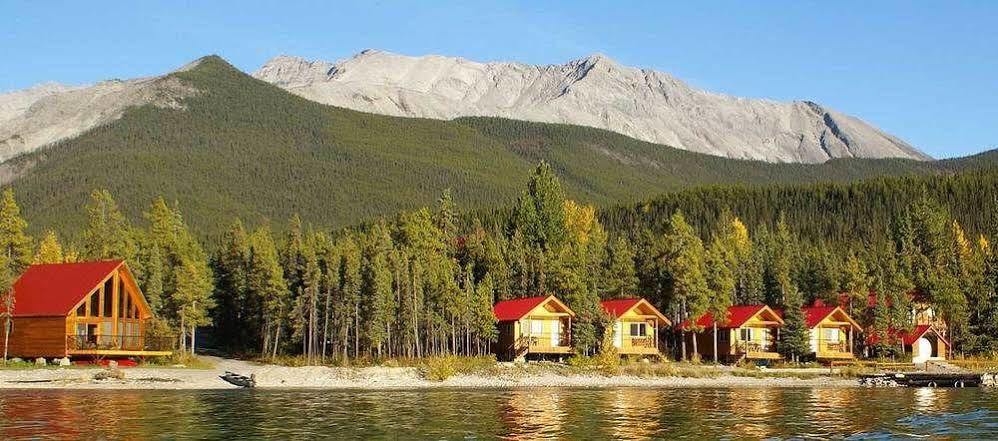 Northern Rockies Lodge Muncho Lake Экстерьер фото