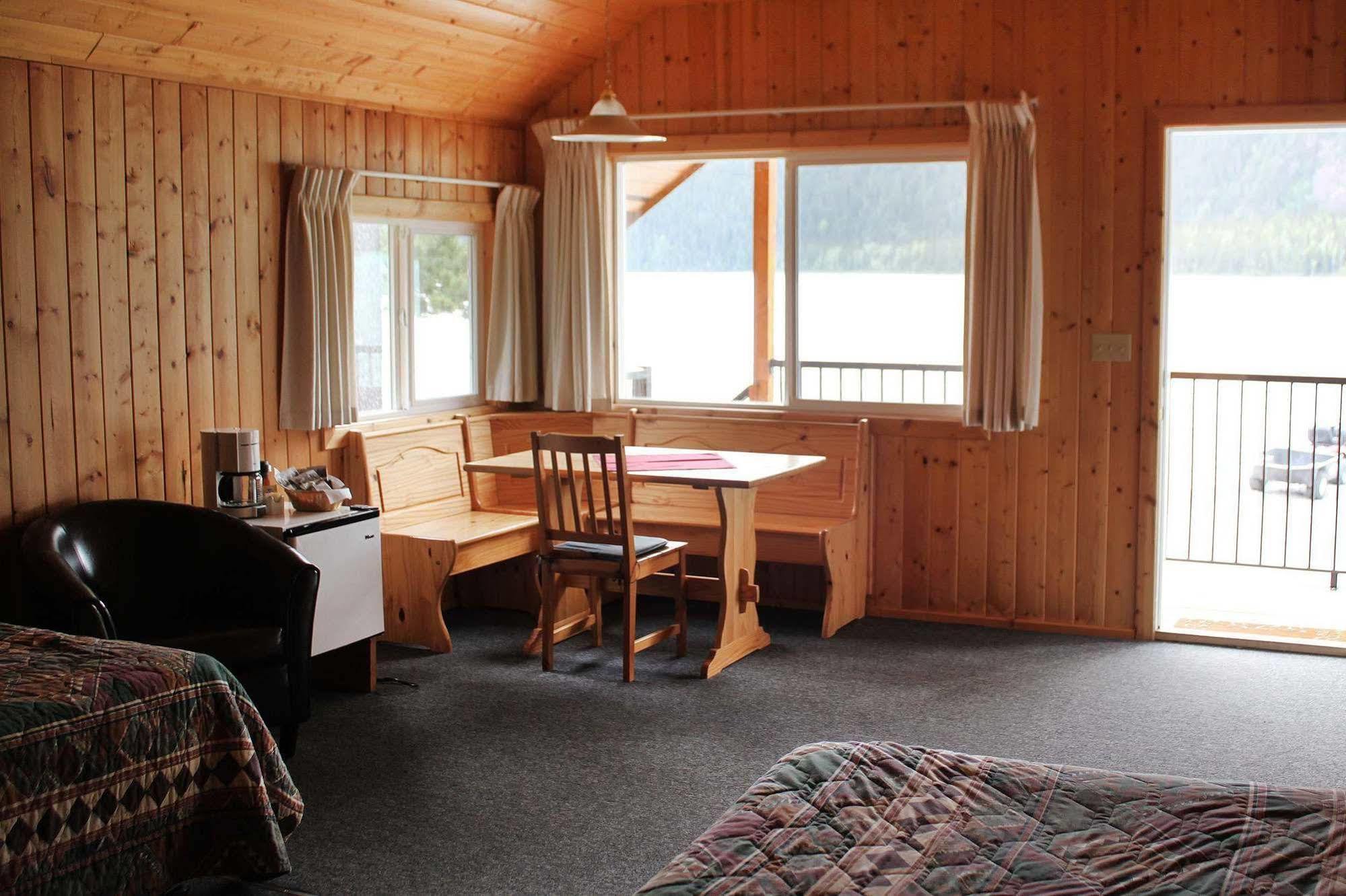 Northern Rockies Lodge Muncho Lake Экстерьер фото