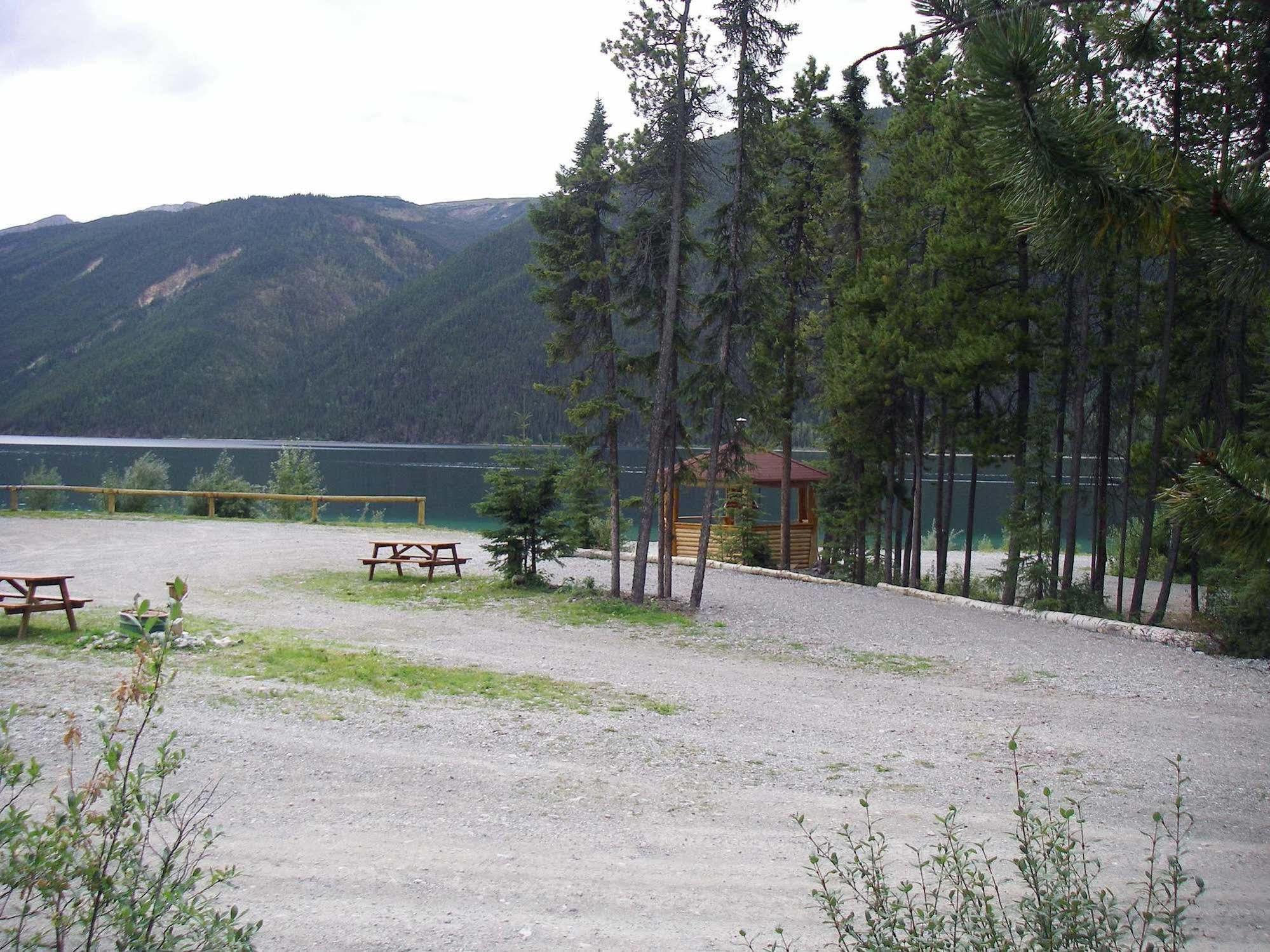 Northern Rockies Lodge Muncho Lake Экстерьер фото